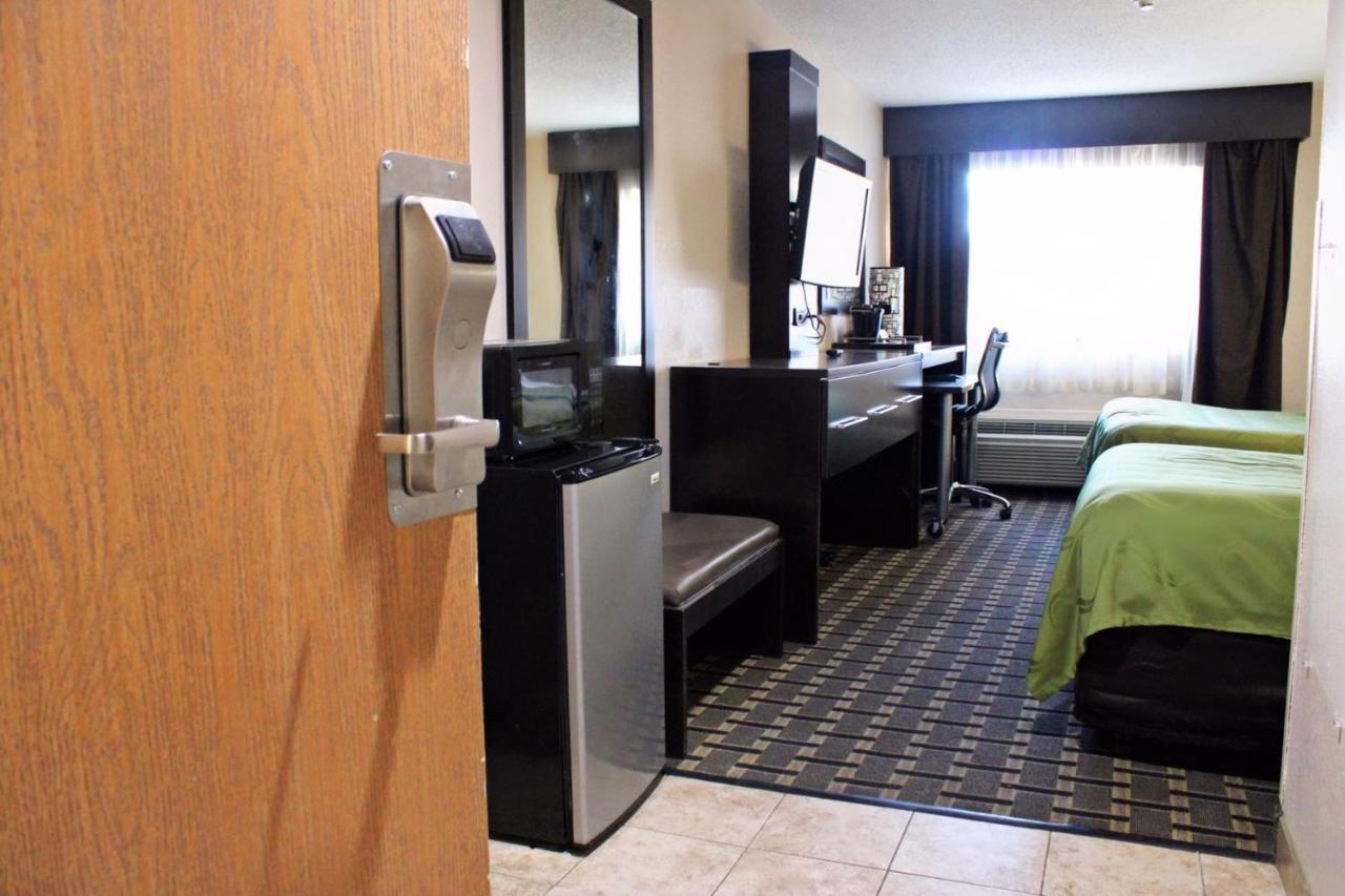 Quality Inn & Suites Detroit Metro Airport Ром'юлус Екстер'єр фото