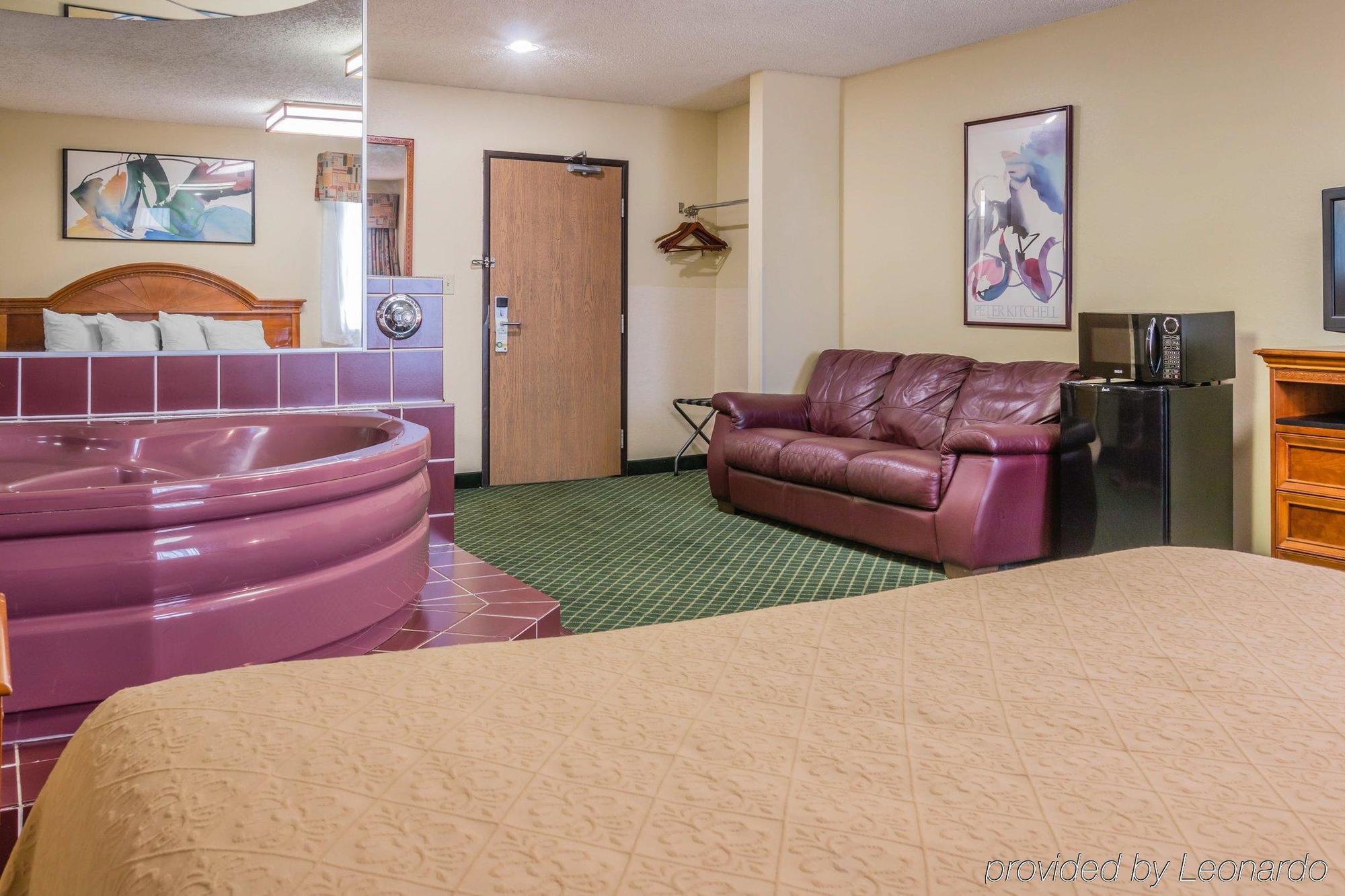 Quality Inn & Suites Detroit Metro Airport Ром'юлус Екстер'єр фото