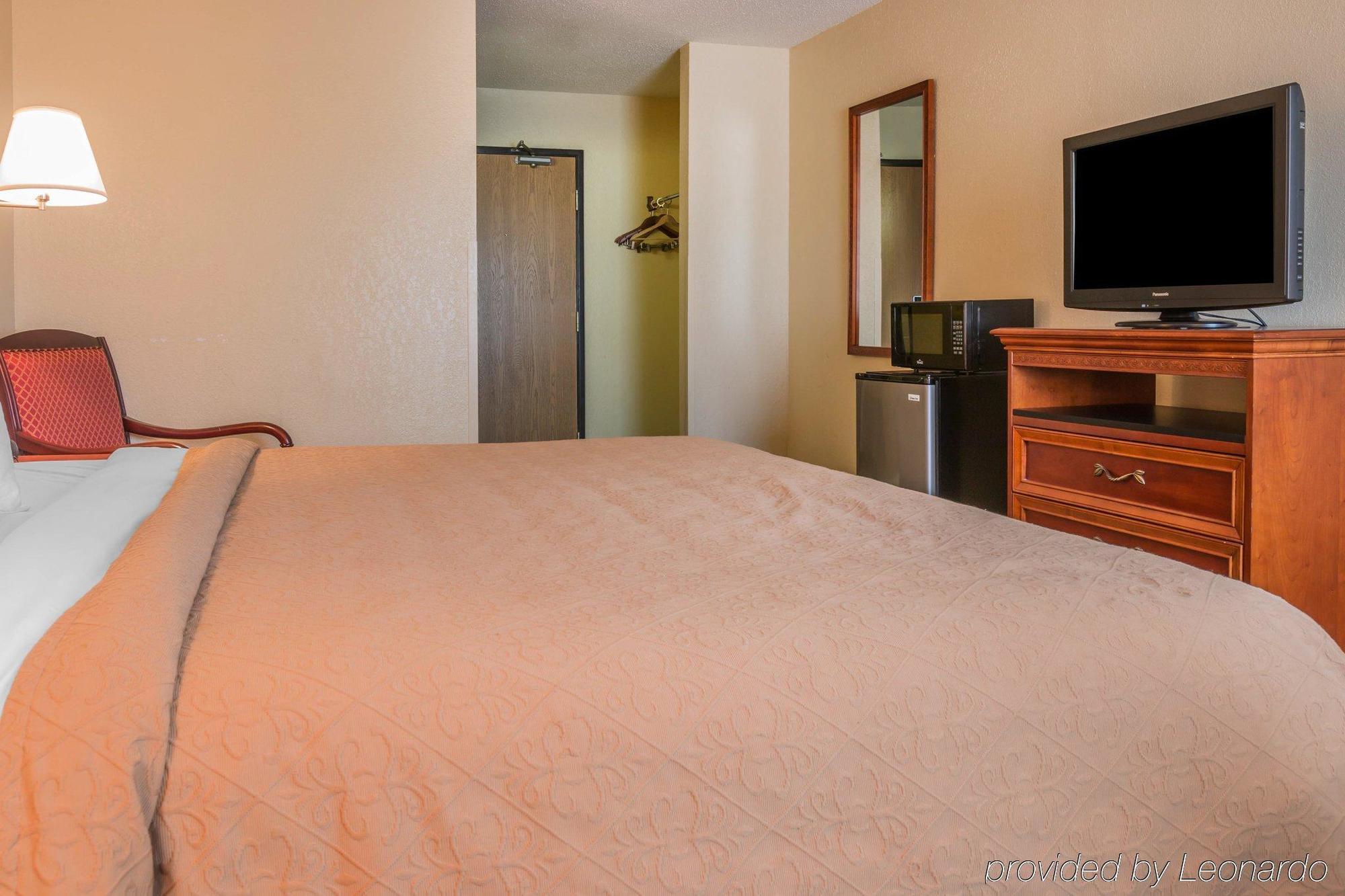 Quality Inn & Suites Detroit Metro Airport Ром'юлус Екстер'єр фото