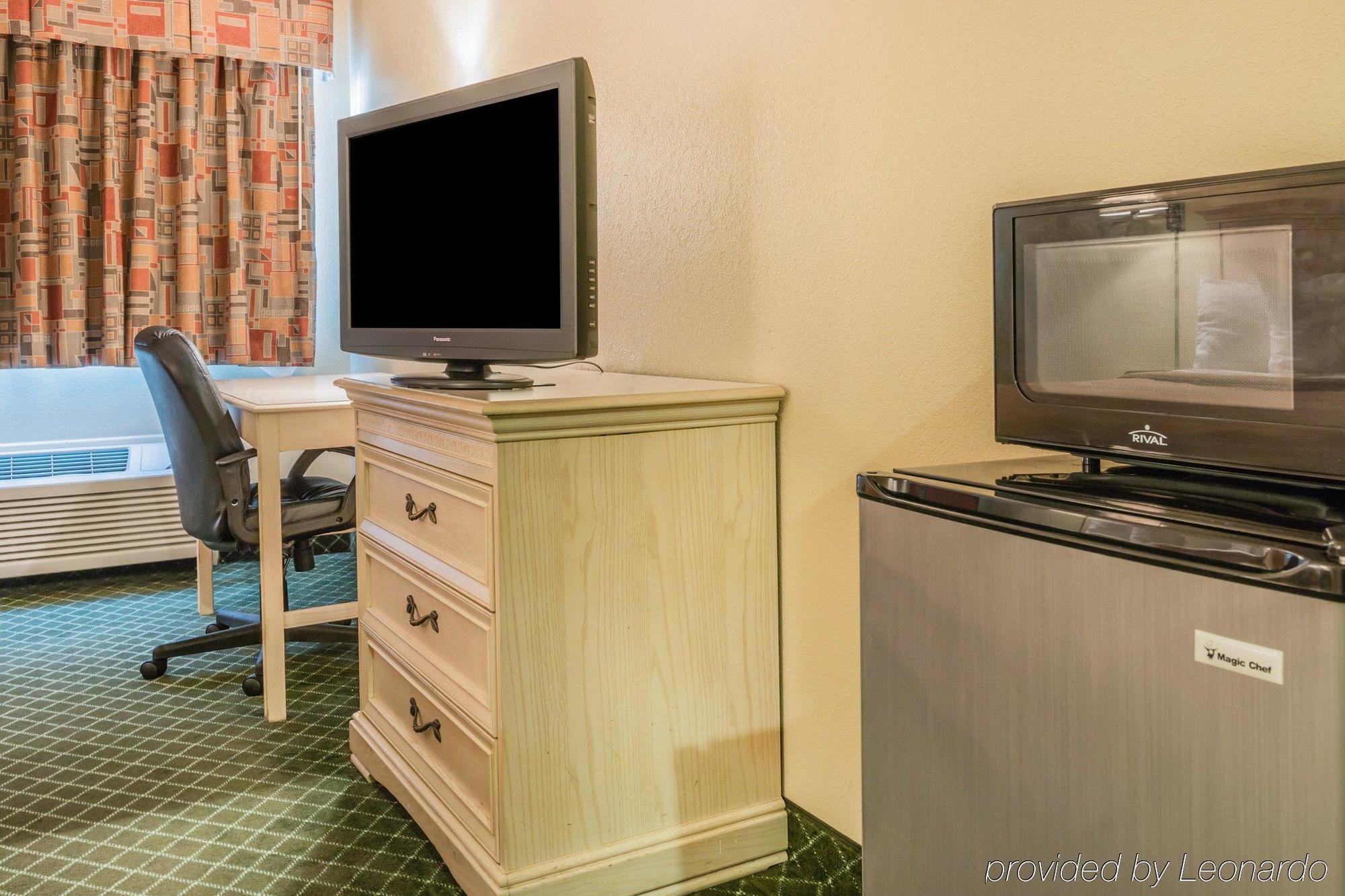 Quality Inn & Suites Detroit Metro Airport Ром'юлус Екстер'єр фото