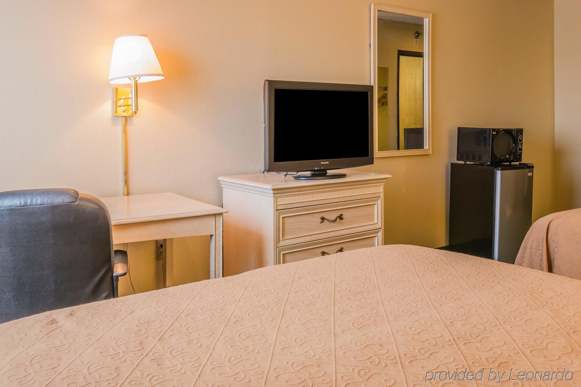 Quality Inn & Suites Detroit Metro Airport Ром'юлус Екстер'єр фото