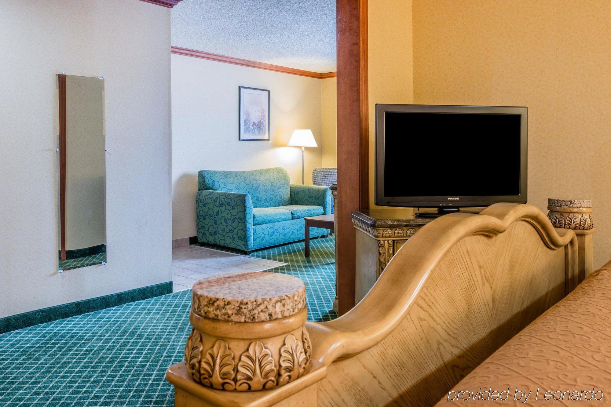Quality Inn & Suites Detroit Metro Airport Ром'юлус Екстер'єр фото